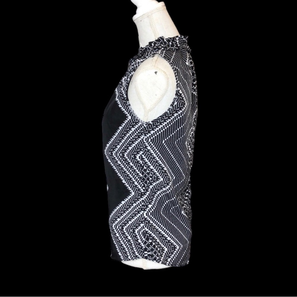 Sleeveless Geometric Black and White V-neck Tank Top Size S - Picture 3 of 6